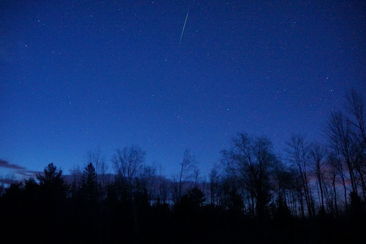 夜明け前の空に流れる、みずがめ座η流星群の流星。2014年5月6日撮影（Mike Lewinski, CC BY 2.0, via Wikimedia Commons）