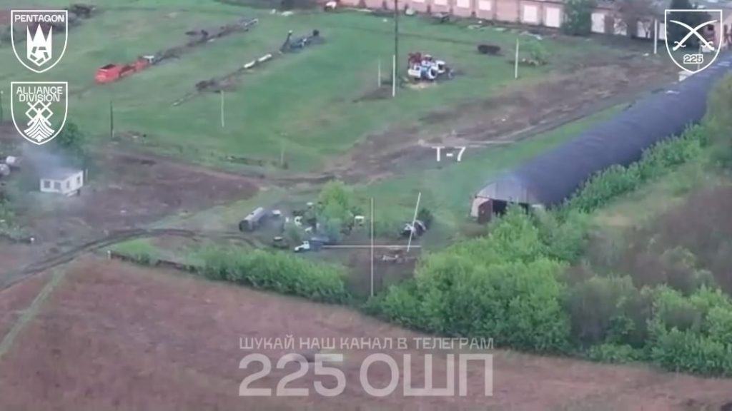 225th Assault Regimentのユニット「Pentagon」と「Alliance Division」のウクライナの光学ドローンによって破壊された戦車、装甲車両、ロジスティクスでいっぱいのロシアの格納庫。 2025年5月、ベルゴロド方向。