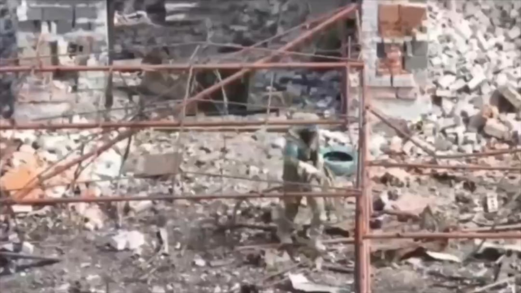 ロシアのドローンが頭の中でウクライナの兵士を襲いますが、幸いなことに爆発しません