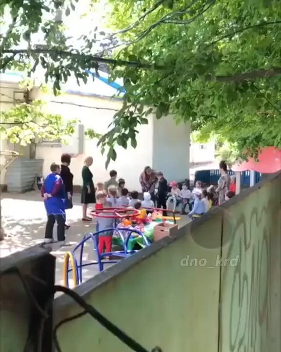 ロシアの幼稚園の先生は、小さな人が彼がロシアを嫌い、彼をスカムバッグと呼んでいると言ったので、子供に地面にキスをさせました。