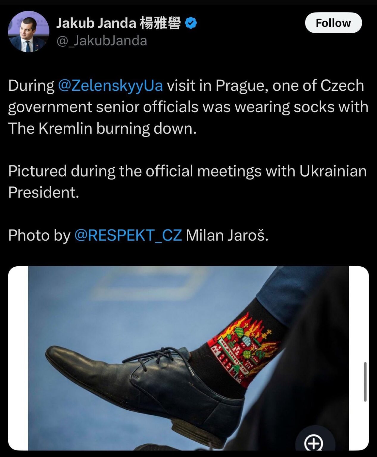 UA POV：チェコの政治家Jakub Jandaによると、チェコ政府の高官がZelenskyに会っている間、クレムリンが燃え尽きる靴下を描いた靴下を着て描かれていました