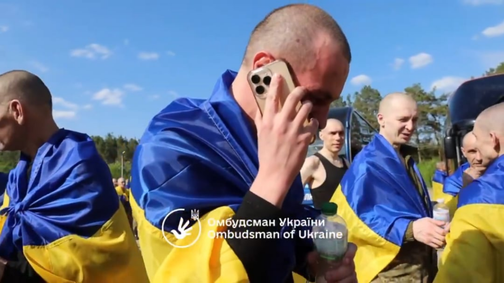 感情的なビデオ：ロシアの捕虜から戻ったウクライナのヒーローは、彼らの愛する人と話し、再び彼らの古い同志に会います。 2025年5月23日