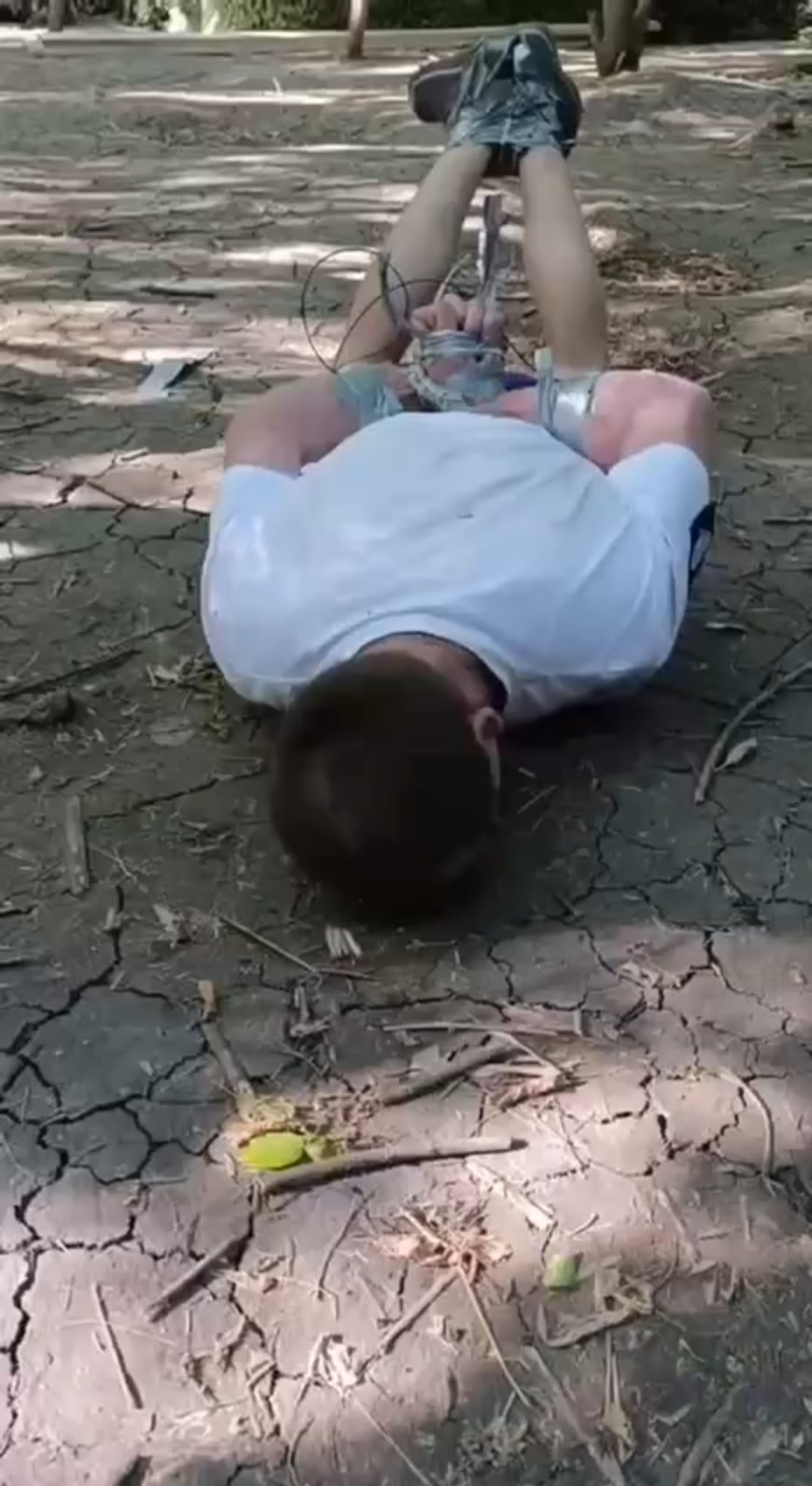 彼自身の同志によって拷問されたロシア人（NSFW）