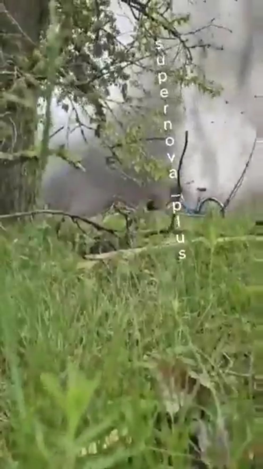 ロシアの兵士によって撮影されたクルスク地域のどこかで横断するロシアの川を横切るウクライナの空爆。 2025年5月