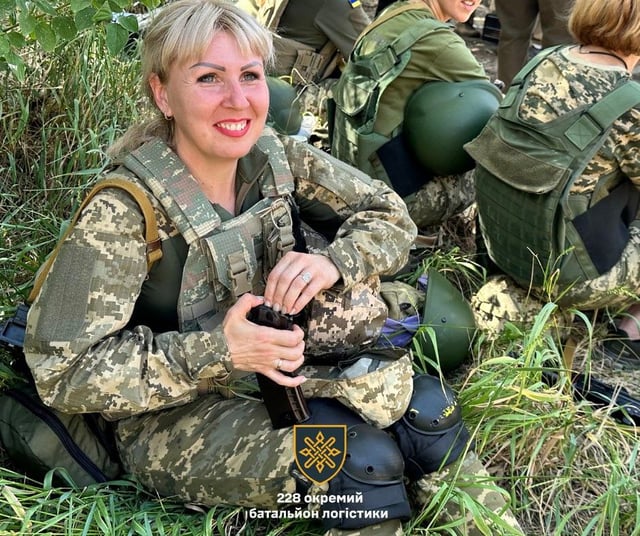 ウクライナ軍の独立した物流大隊からのウクライナの女性。これは、NATOユニットのモデルに作成された最初の物流大隊と後方部隊です。