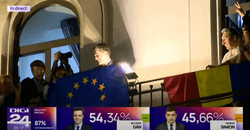 ルーマニアの新しい大統領は、ルーマニア人と選挙本部のバルコニーに欧州連合の旗の両方を掛けています。
