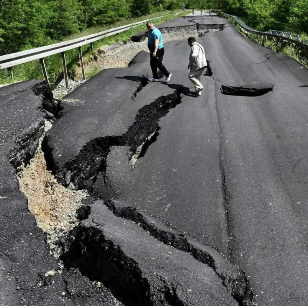 これはまさにクロアチア共和国の1つの道路がちょうど2年前のように見えたものです