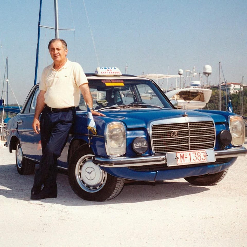 タクシー運転手のグリゴリス・サチニディスと1976年にメルセデス・ベンツ240dで彼が460万キロメートル旅行した