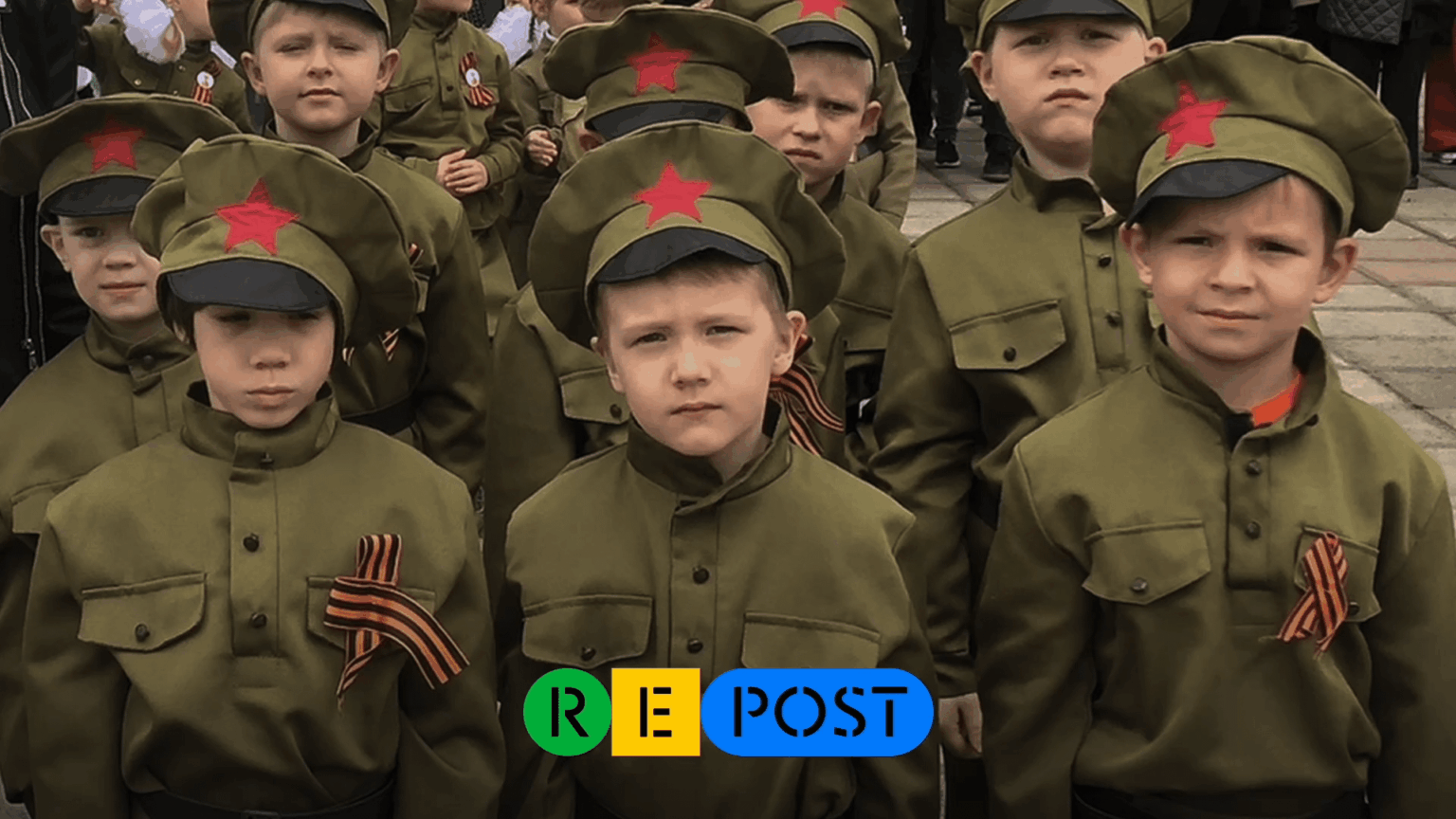 ロシアの子供たちは、勝利の日のために軍事パレードで行進しました