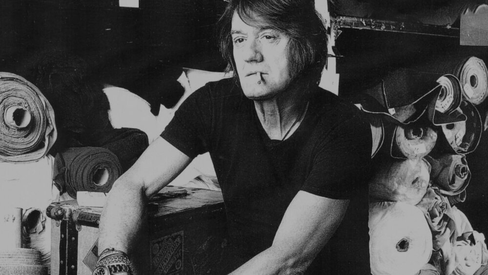 数年前、愛用のデニム生地に囲まれたエウジェニオ・'ゲジェ'・シエナ。