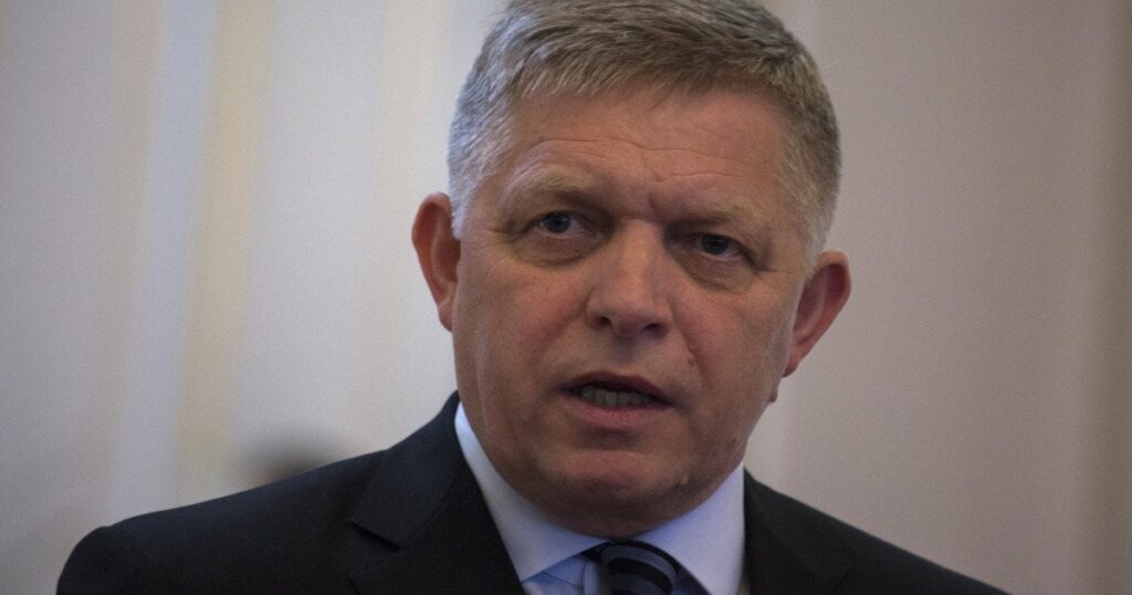 Slovak PM FICOは5月9日モスクワの訪問を確認し、Zelenskyyのコメントを「脅威」と呼びます