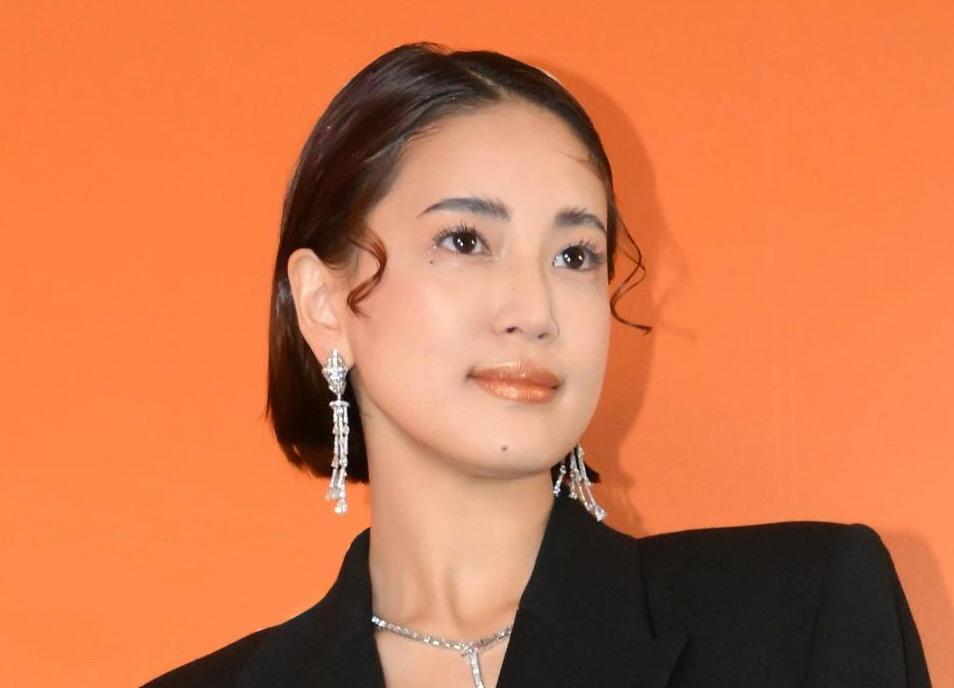「一瞬わからなかった」新婚の２８歳美人モデルが激変 騒然「やばい」「何事！？」「黒リップ似合いすぎ！」兄はトップアイドル - デイリースポーツ
