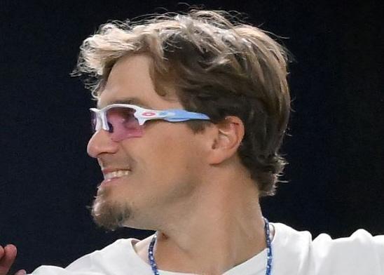 ドジャース キケ・ヘルナンデスの一撃でファン爆笑シーン 大谷がオーバースローでヒマワリの種を…「もっと優しくｗ」「投げつけてる（笑）」 - デイリースポーツ