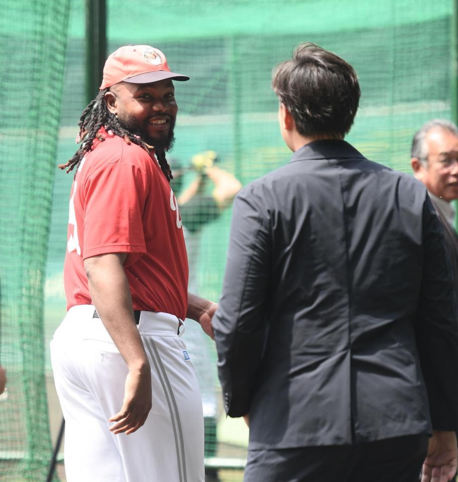 阪神 通算９６セーブの元助っ人が甲子園に帰還 すらりとしたスタイルが激変 原口らと旧交を温める - デイリースポーツ