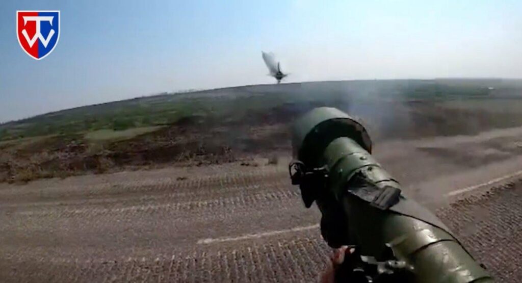 ワンショット、ワンキル：ウクライナの戦闘機は、肩を発射したミサイルでロシアのSU-25ジェットを倒します