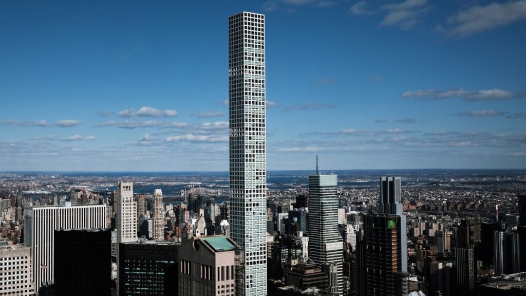 米ＮＹの超高級住宅街に立つ極細の超高層マンションを巡り、訴訟が起きている
