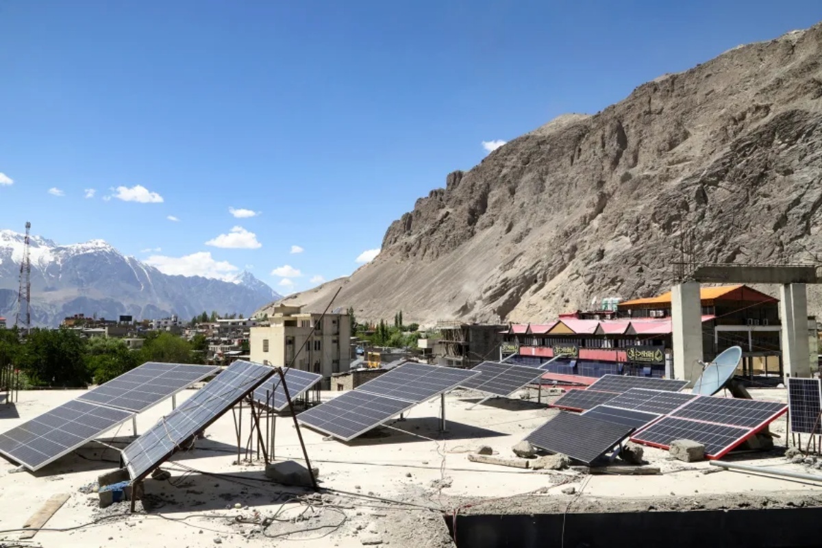 建物の屋上に設置された太陽光パネル。パキスタンのギルギット・バルチスタン地域のスカルドゥでは長時間の停電も珍しくない/Manzoor Balti/AFP/Getty Images