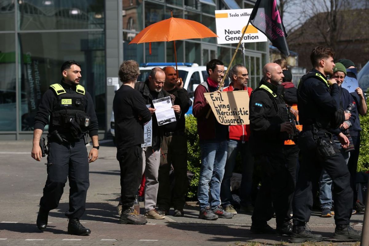 テスラのショールームの外で抗議デモを行う人たち＝独ベルリン/Maryam Majd/Getty Images