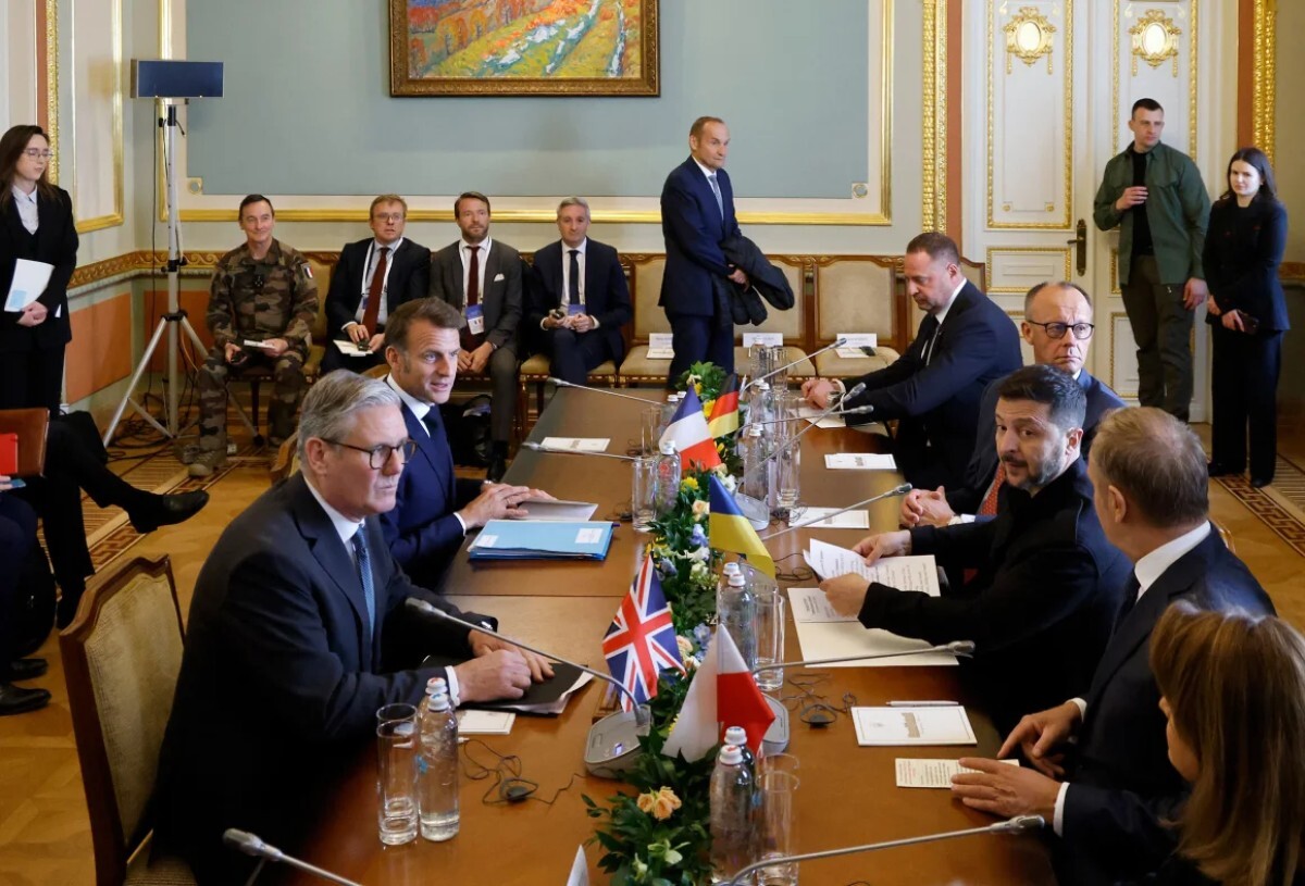 英仏独およびポーランドの首脳と同席したウクライナのゼレンスキー大統領（右）＝１０日、ウクライナ首都キーウ/Ludovic Marin/Pool/AFP/Getty Images