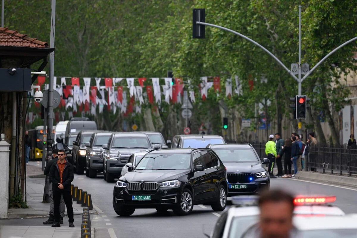 ウクライナとロシアの協議に際して車列が到着する様子＝１６日/Yasin Akgul/AFP/Getty Images