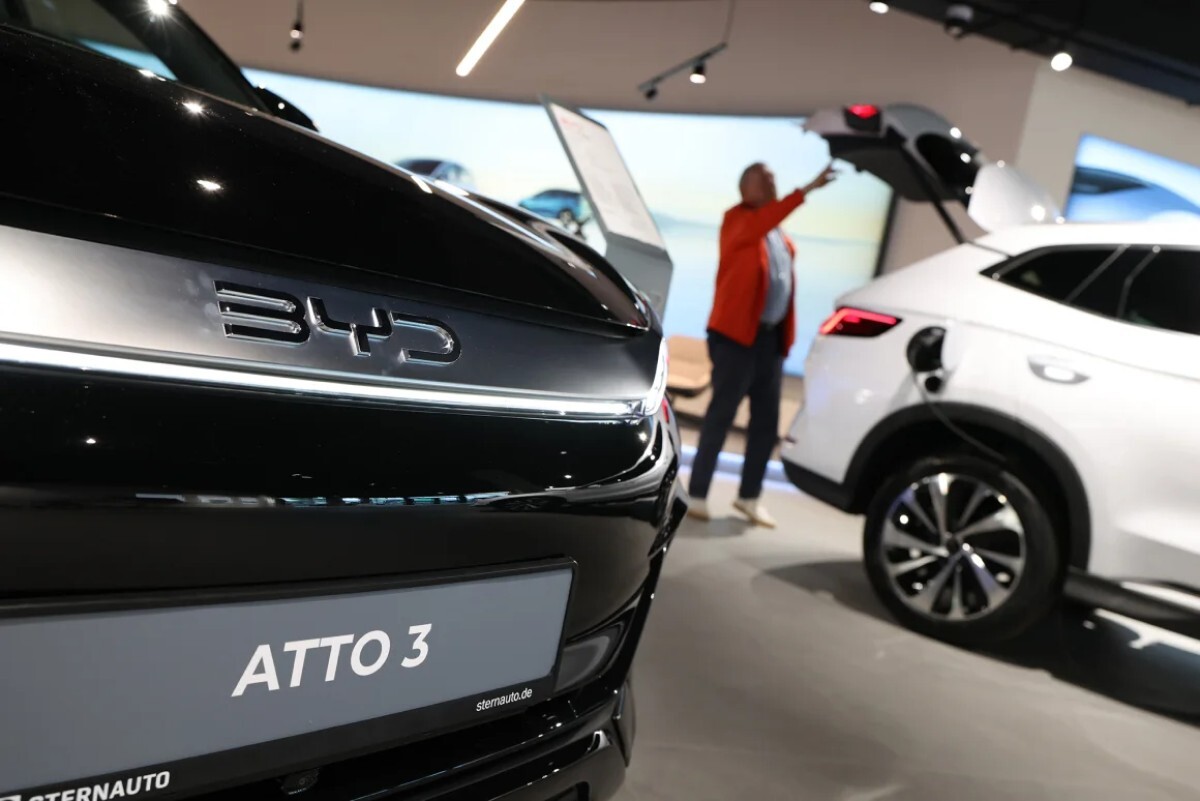 販売店で中国ＢＹＤの車をチェックする購入希望者＝５月/Sean Gallup/Getty Images
