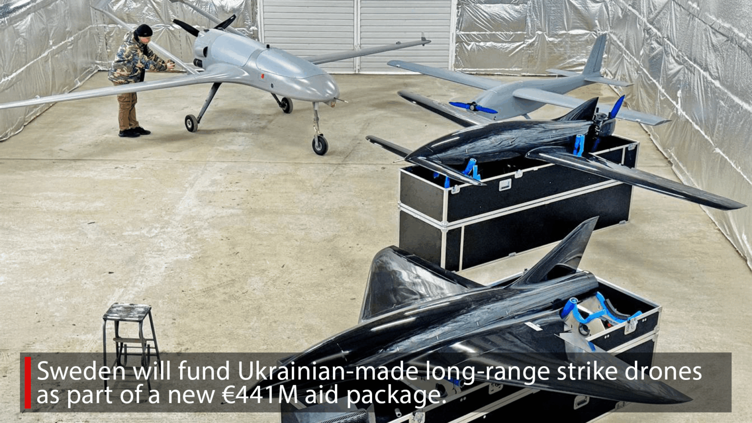 スウェーデンは、4億4,100万ユーロの援助パッケージの一部として、ウクライナ製の長距離ドローンに資金を提供します。サポートには、ウクライナの防衛産業からの弾薬、防空、デミングギア、および直接購入が含まれます。ドローンは、主要なロシアの標的を打つのに役立ちます。