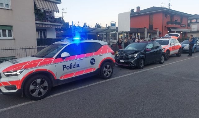 しかし、スイス警察はイタリアの領土で人々を追いかける権利を持っていますか？
