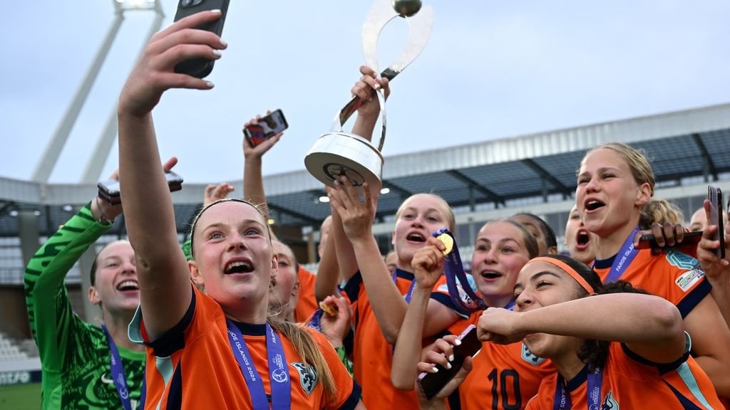 17歳未満のサッカー選手は、最初のヨーロッパのタイトルで歴史を書きます：「Gekkenhuis」