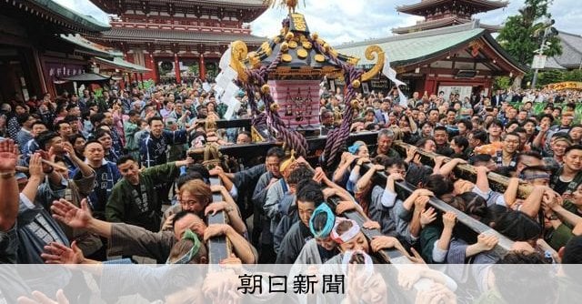 熱気あふれる「オイサッ！」 浅草・三社祭、早朝の宮出しで最高潮