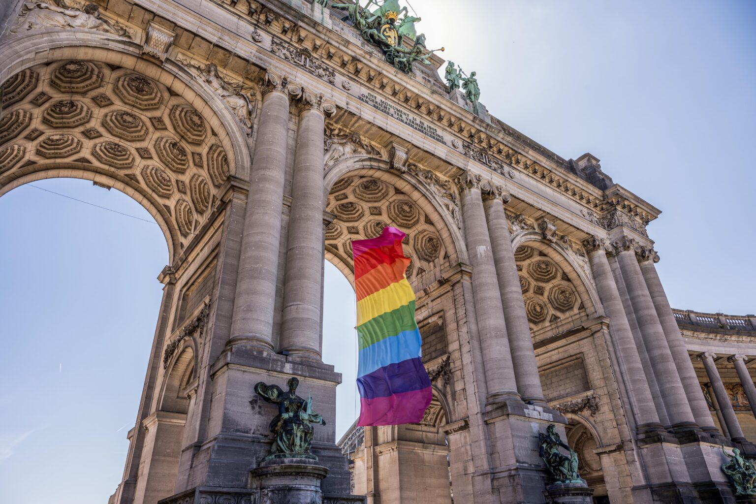 プライドウィークのために、ブリュッセルのCinquantenaire ParcのTrimphal Archのレインボーフラグ！