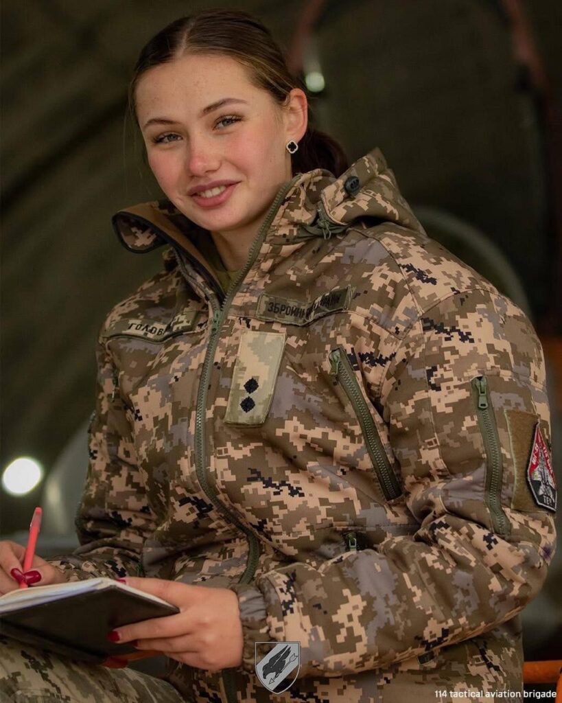 オルハは、ウクライナ第114戦術航空旅団の上級技術者です。彼女は、Mig-29戦闘機の電子機器を維持しています。祖父がかつてやったように。彼女の仕事には、詳細がごくわずかに精度と注意が必要です。