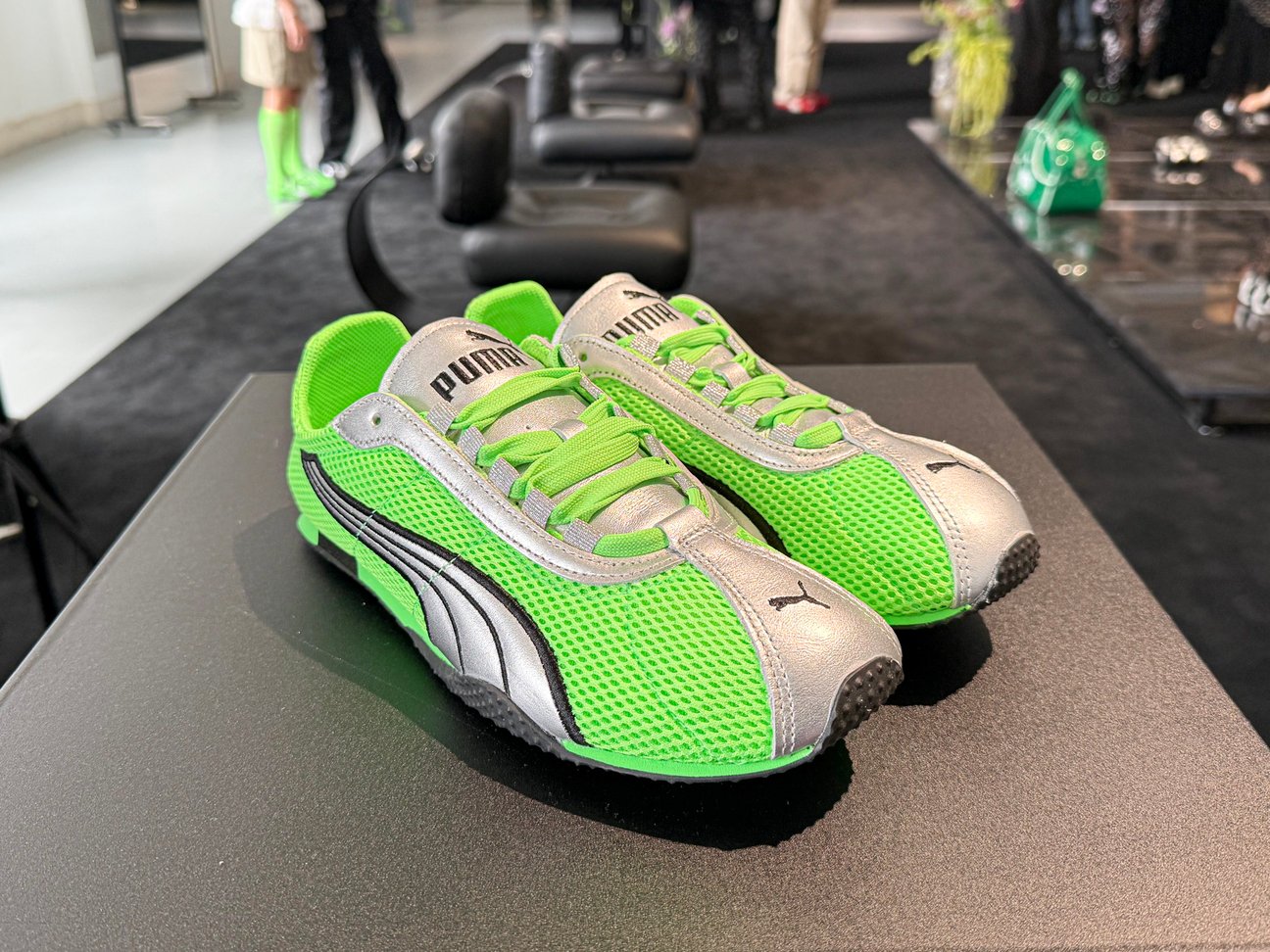 グリーンのスニーカー