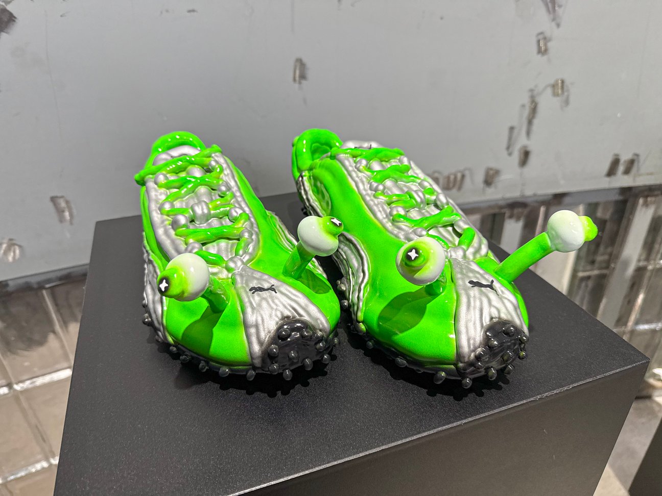 スニーカーをモチーフにしたアート作品