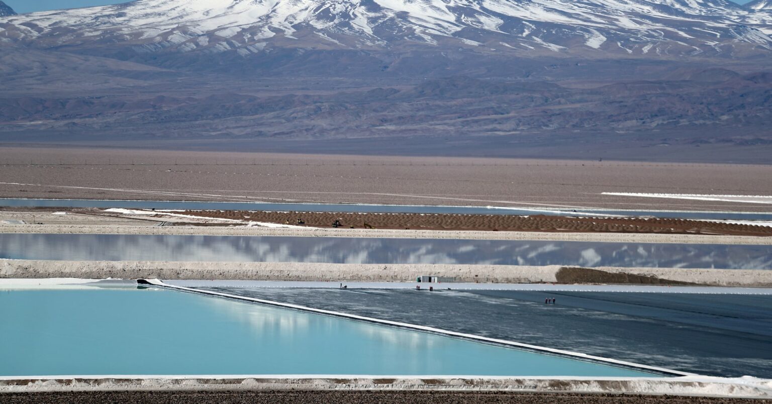 焦点：重要原料リチウム、チリの国有化で調達先探し急務に | ロイター