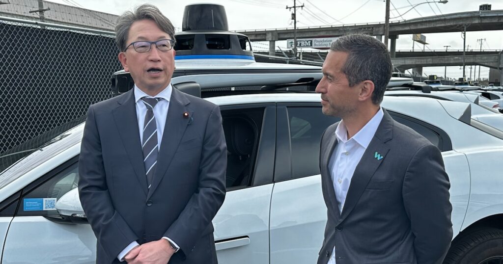 平デジタル相、自動運転タクシー試乗 「実装見据えて規制設計」 - 日本経済新聞