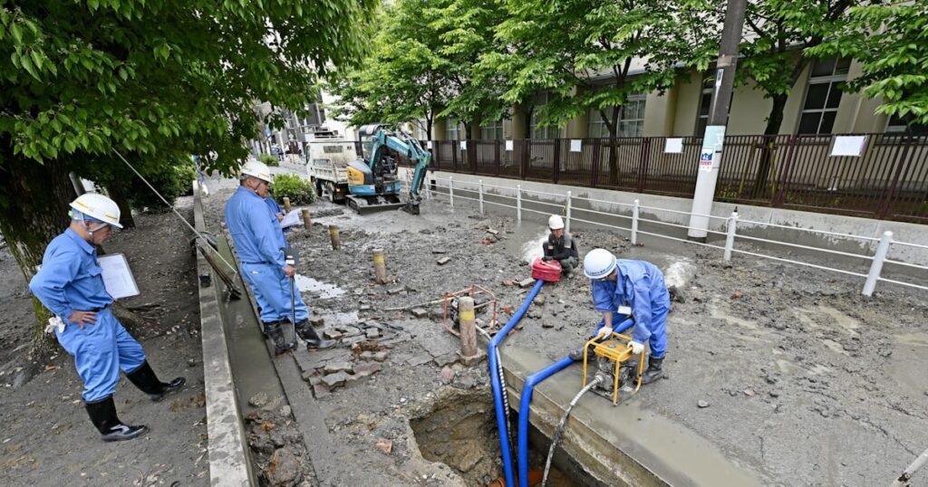 大阪･城東で水道管破裂し道路冠水 約60年前敷設、小学校授業中止に - 日本経済新聞