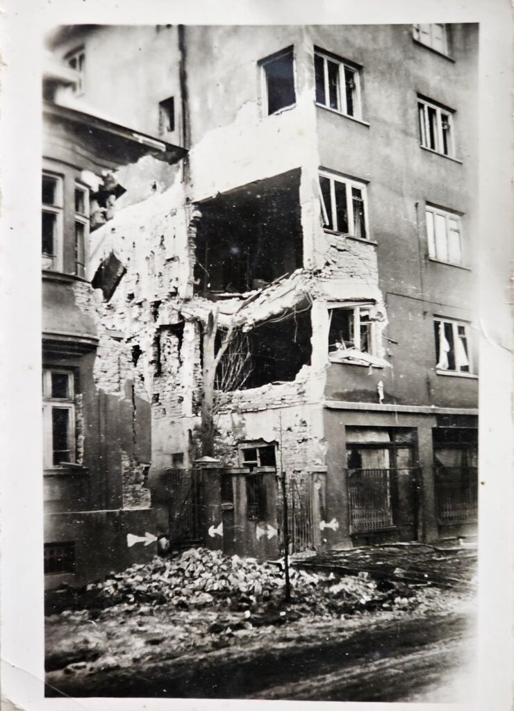 私は父の地下室で古い写真を見つけました...彼はソフィアでの爆撃中に祖父に連れて行かれました - 第二次世界大戦。