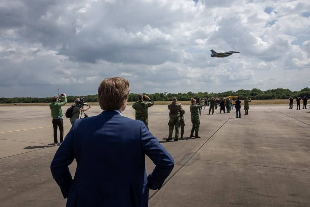 オランダ国防相のブレケルマンズの注意深い目の下で、最終F-16はウクライナに向かう途中でオランダの宇宙空間を出発しました。これにより、オランダはウクライナの防衛を支援する24のF-16を提供するというコミットメントを果たしました。