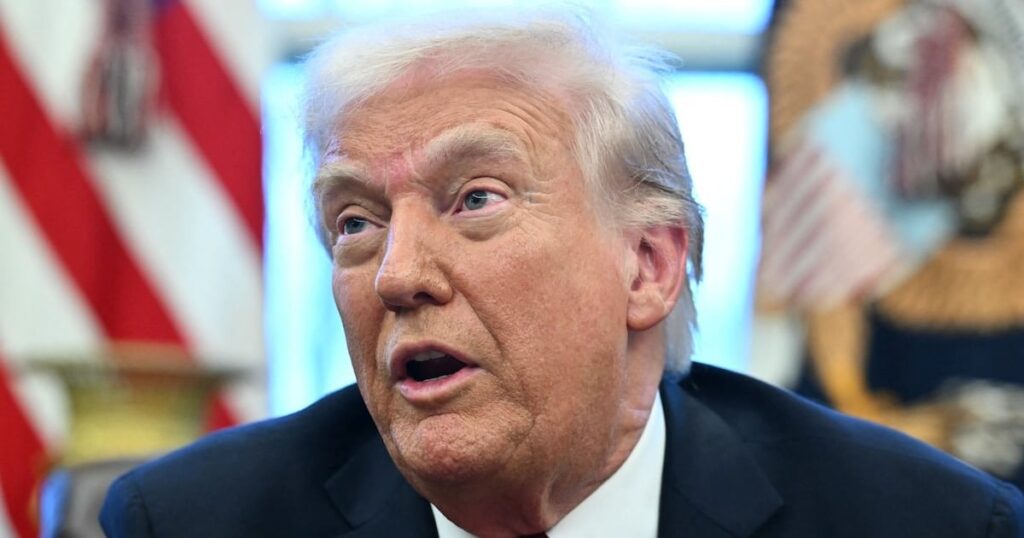 トランプは、司法の玄関口で「テロリスト」を釈放するという非難の計画を共有しています。大統領は、彼の移民計画に対する最高裁判所による拒絶をうまく行っていない。