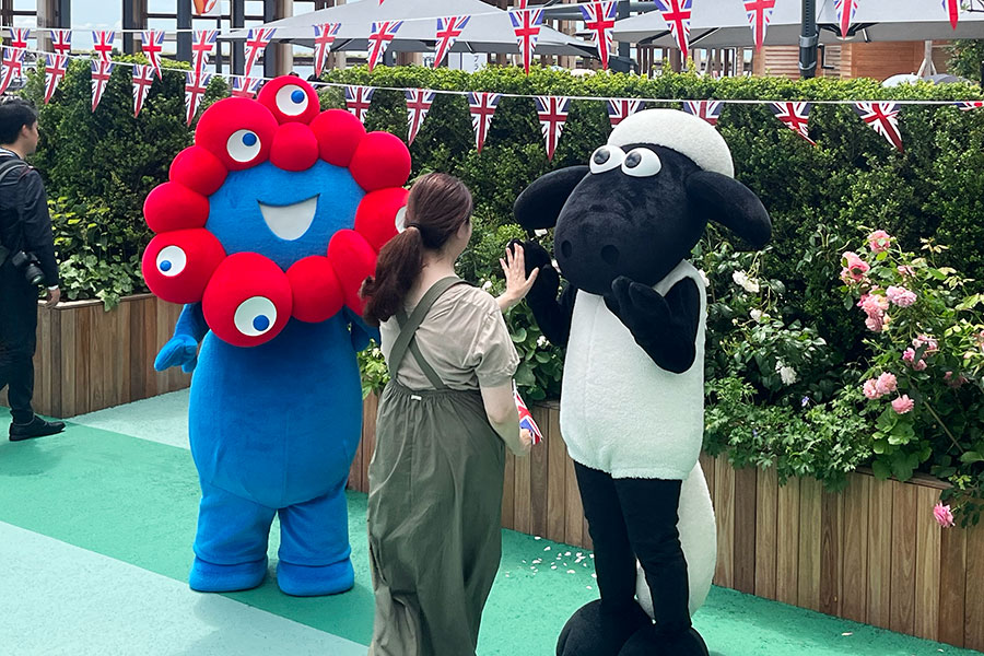 イギリスパビリオンの前には英国の人気キャラクターが登場。写真撮影に応じていた（5月22日・万博撮影）