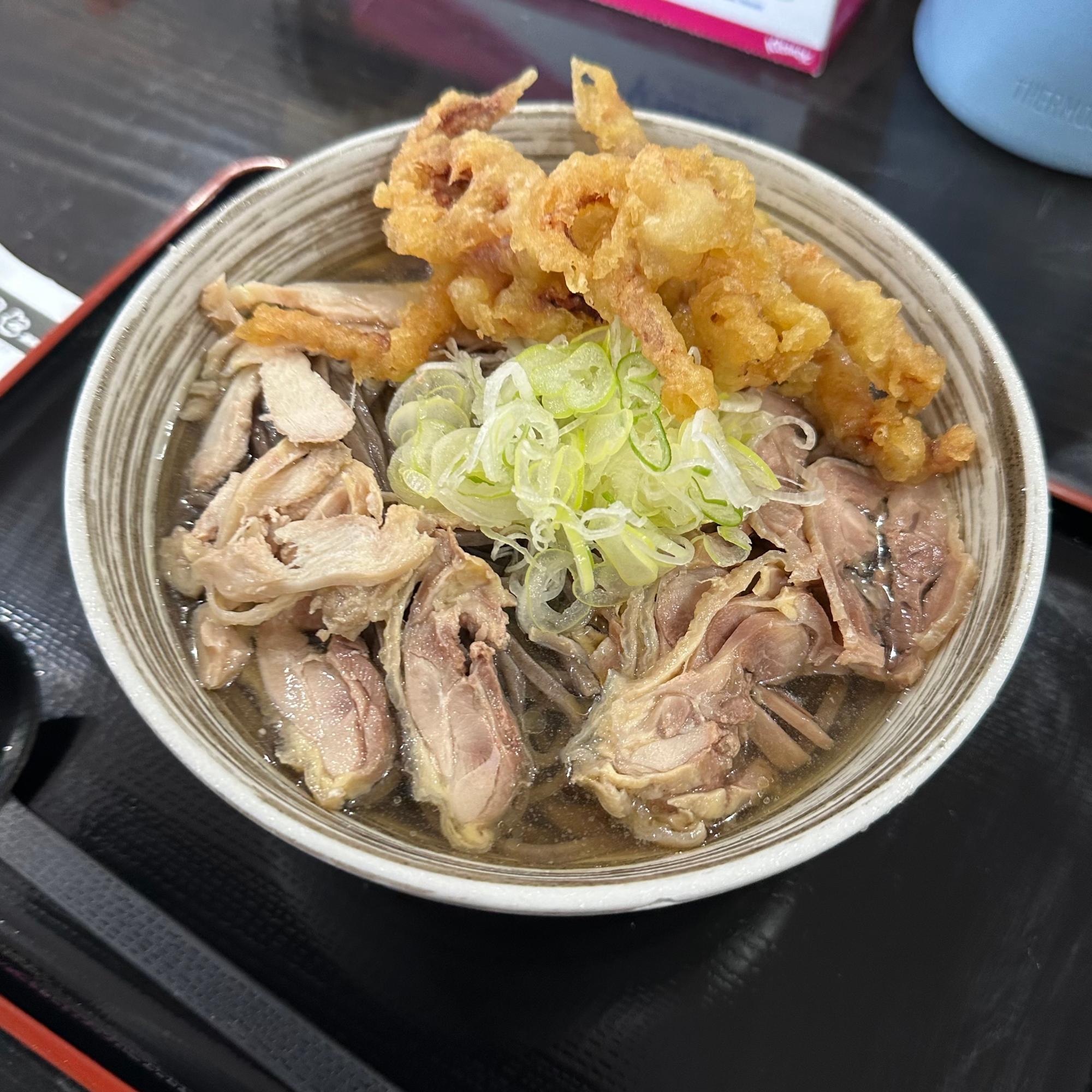 「山形の冷たい肉そば（並）」（760円）に「げそ天」（300円）をトッピング。