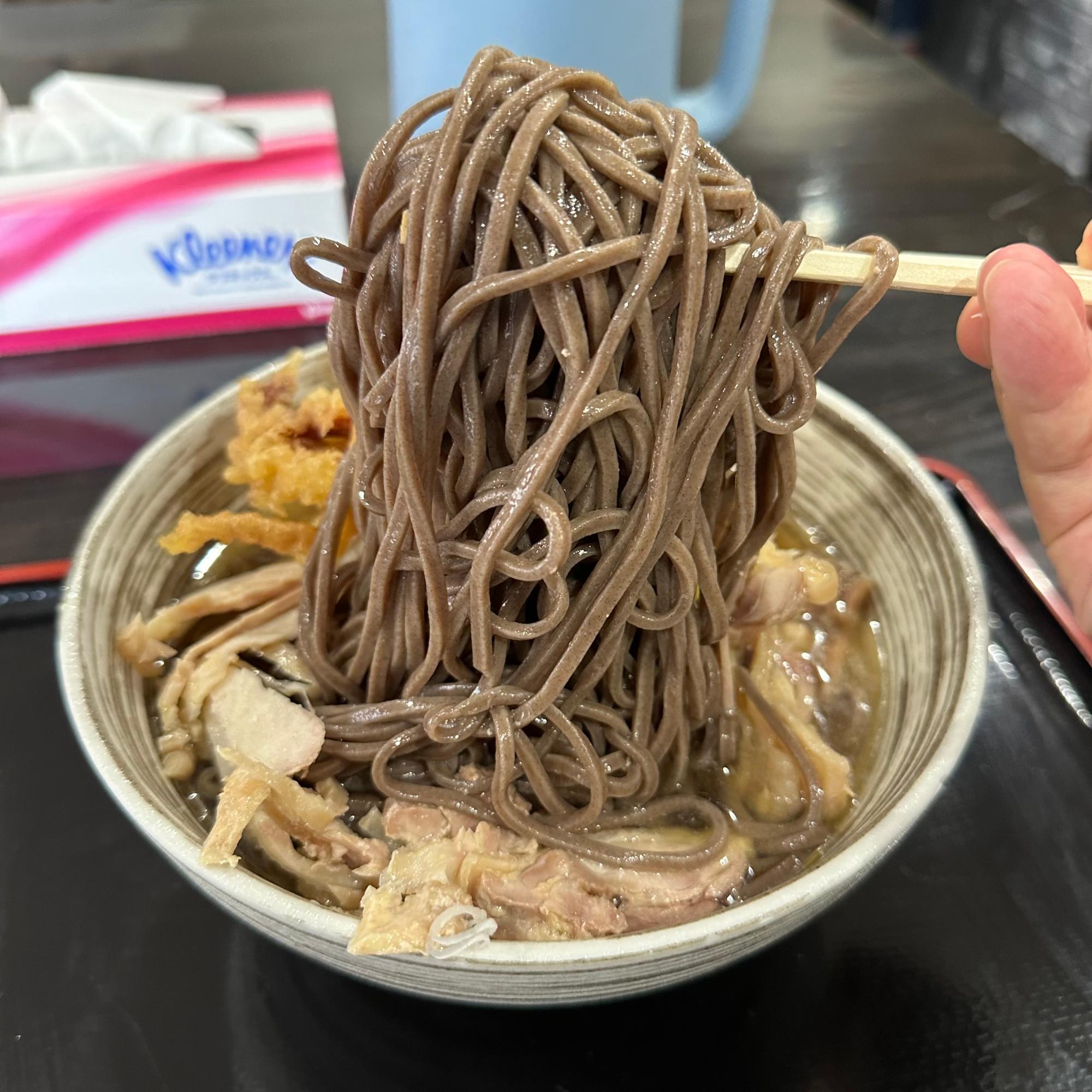 お蕎麦は、コシがあり硬めなタイプでうまい！