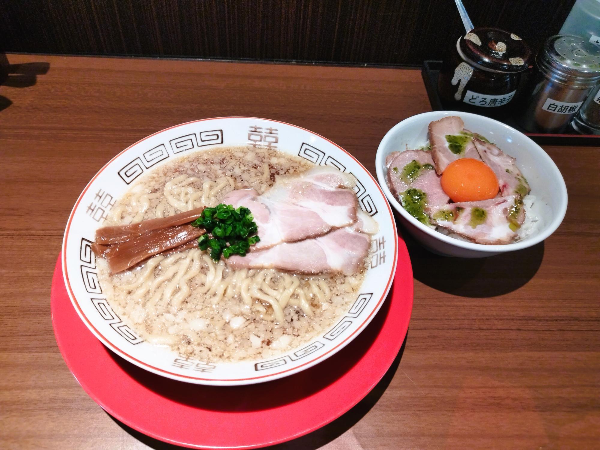中華そば（手もみ太麺）＆名物「ローストポーク丼」