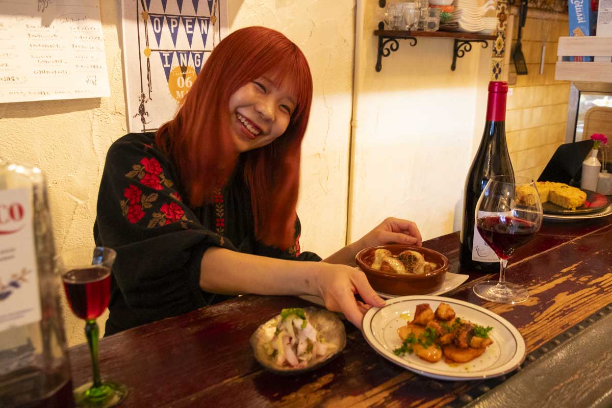 飲食店のほかにも、サファリパークの飼育員やOLさんなど異色の経験を持つ彩花さんとのお仕事トークも弾みます