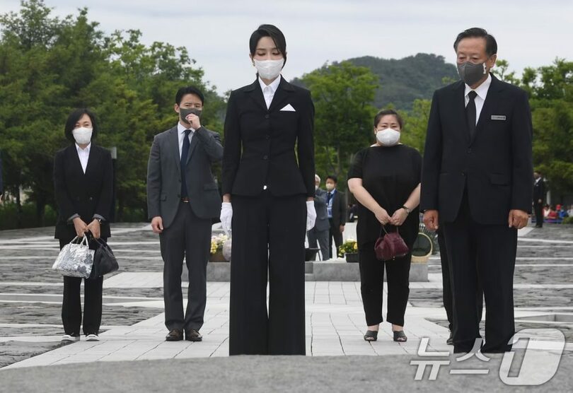 2022年6月13日、ノ・ムヒョン（盧武鉉）元大統領の墓所を参拝するキム・ゴニ（金建希）氏。左端が当時の随行秘書ユ・ギョンオク氏＝大統領室写真記者団(c)news1