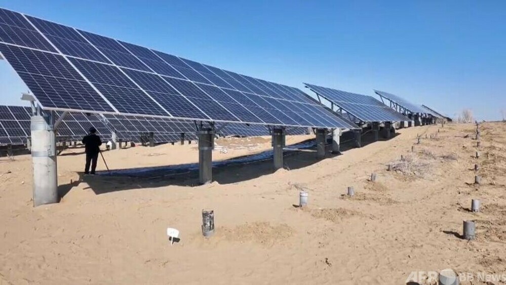 動画：太陽光パネルの「すき間」活用　中国新疆で進む砂漠化対策　写真1枚　国際ニュース：AFPBB News