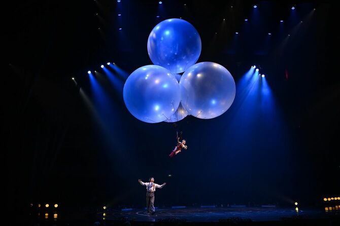 シルク・ドゥ・ソレイユ「コルテオ」のリハーサル中の出演者