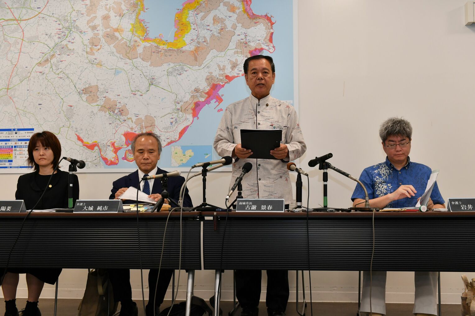 南城市役所で記者会見する古謝景春市長＝28日午後