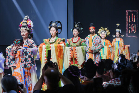 無形文化遺産の美を体験する：China National Silk Museumで2025年「Chinese Hanfu Month - Celestial Craftsmanship and Heavenly Garments」展が開幕 | 共同通信PRワイヤー
