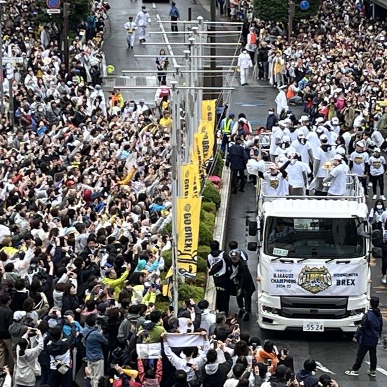 【実況】ブレックス優勝パレード会場の表情をお届けします 選手たちが市役所到着 - 下野新聞社